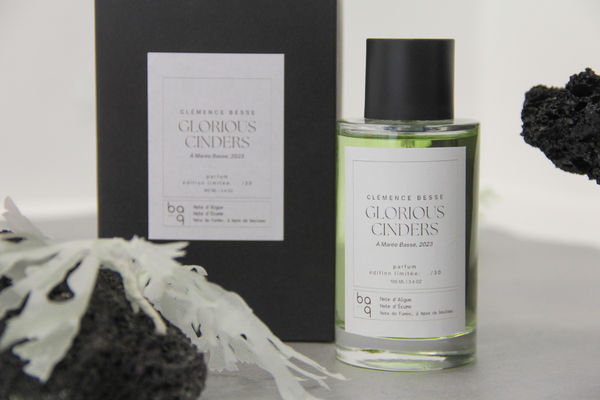 Clémence Besse Glorious Cinders, 2023 The perfume composition: - Notes of Seafoam, - Notes of Fresh Algae - Notes of Smoke, containing birch, a tree that has the virtue of quickly reviving on lands devastated by fire. Installation on site: Volcanic rock, mulberry paper, silk paper flacon 100 ml Edition of 30 + 1 AP