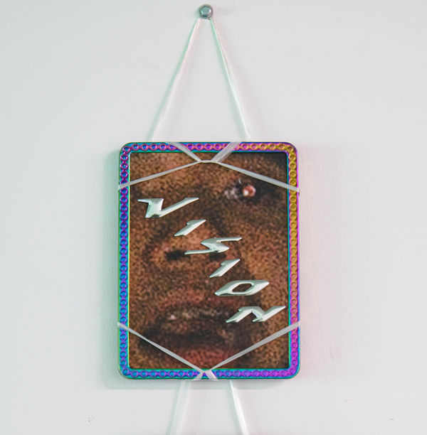 Prune Phi Vision [Mesmerized], 2022 Plaque d’immatriculation de scooter, photographie, sticker, ruban plastique 14,8 x 18,8 cm