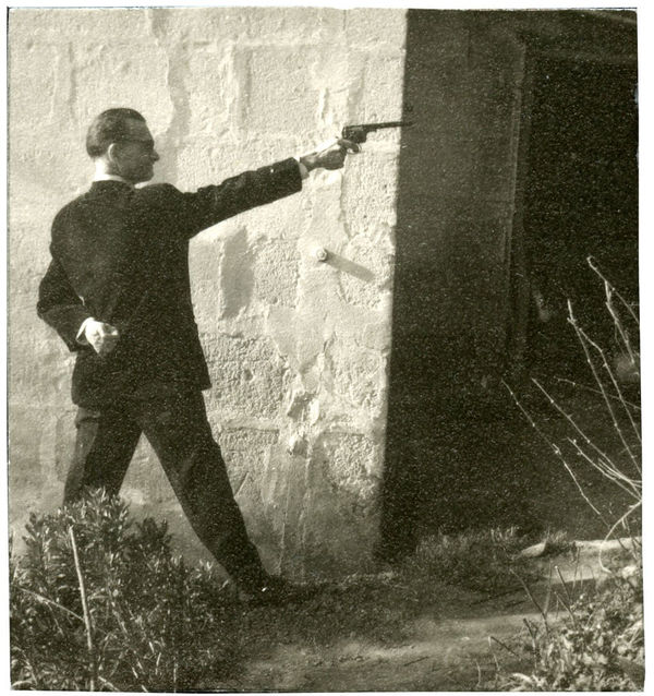 Pierre Molinier, Pierre Molinier tirant au pistolet, circa 1955