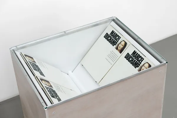 Vaclav Pozarek Four-D (Vier-D) Bois, vernis, verre, aluminium, quatre livres 82 x 70 x 56.5 cm 32.28 x 27.56 x 22.24 in