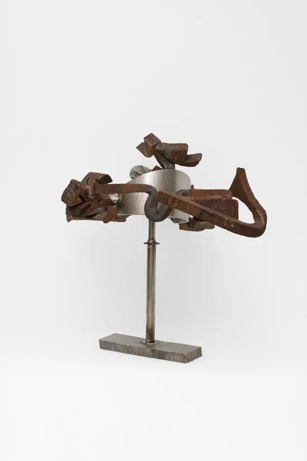 Mark Di Suvero Cloud Walker Acier, acier inoxydable 51 x 58.5 x 40.5 cm 20.08 x 23.03 x 15.94 in