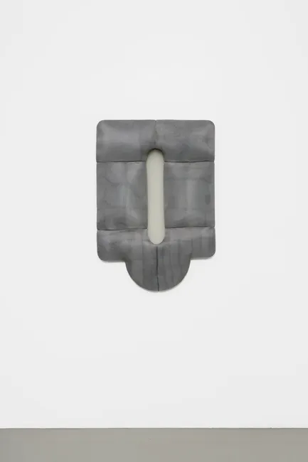 Keith Sonnier Veiled File I Maille en aluminium, peinture-email, nylon et bois 112,5 x 79 x 8,9 cm 44.09 x 31.1 x 3.15 in