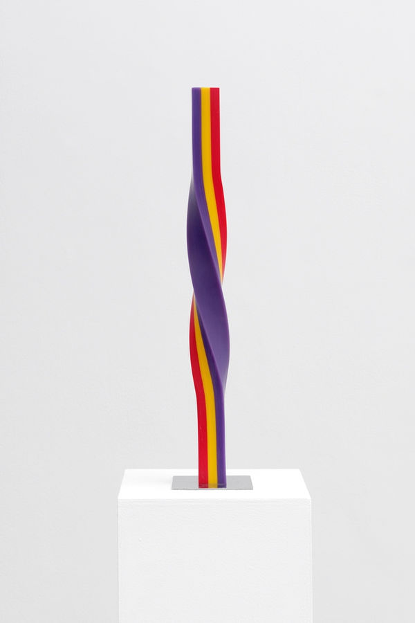 Francisco Sobrino Estate Sans titre (469) Plexiglas 48 x 4 x 4 cm 18.90 x 1.57 x 1.57 in