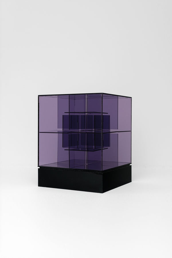 Francisco Sobrino Estate Sans titre (611) Plexiglas fumé 27 x 21 x 21 cm 10.63 x 8.27 x 8.27 in