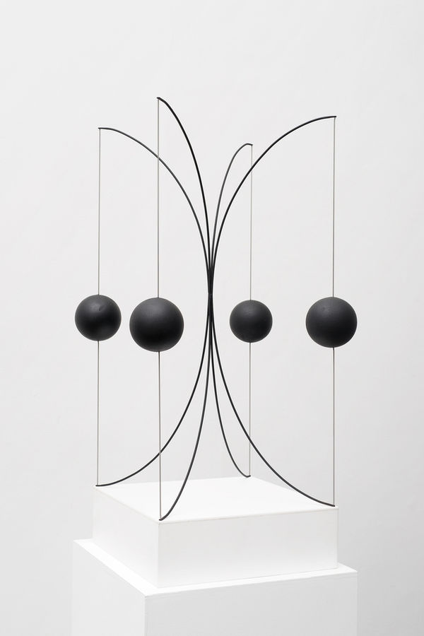 Francisco Sobrino Estate Sphères Pulsations (439) Boules noires en plastique sur ressorts 91 x 38 x 38 cm 35.83 x 14.96 x 14.96 in