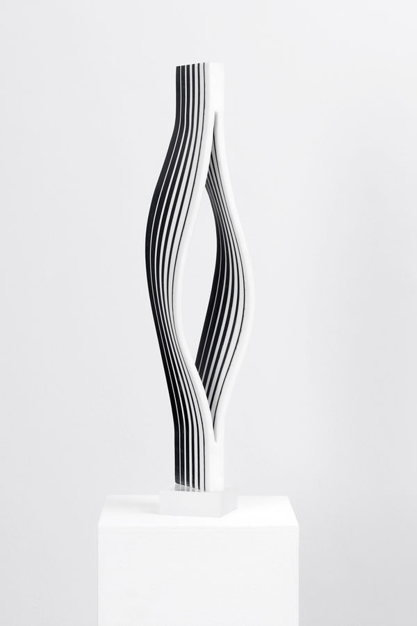 Francisco Sobrino Estate Sans titre (496) Plexiglas 55 x 10 x 9 cm 21.65 x 3.94 x 3.54 in