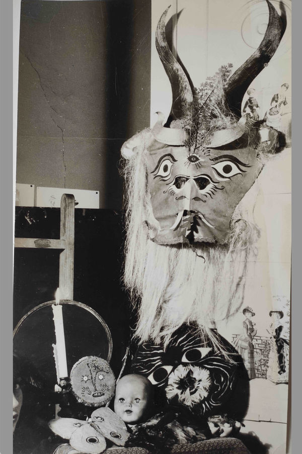 Kati Horna, Untitles, series "Mujer y mascara", 1963