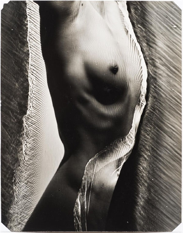 Erwin Blumenfeld, Breaking through gelatin, 1943