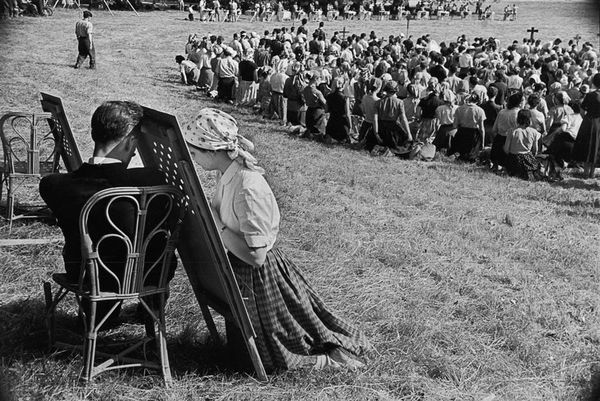 Marc Riboud, Romanje v Chartres, Francija (iz zbirke Collection Clémencea Ribouda) / Pilgrimage to Chartres, France (Collection Théo Riboud), 1953