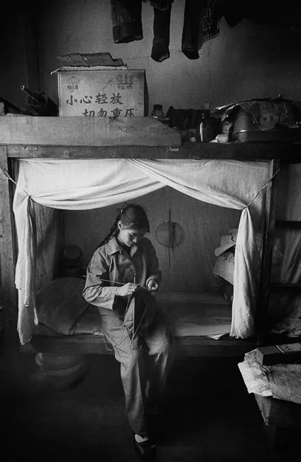Marc Riboud, Delavka v tovarniškem domu, Kunming, Kitajska (iz zbirke Théa Ribouda), 1965