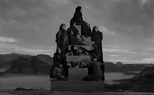 Nick Brandt, Ženske s spečimi otroki, Jordanija, 2024