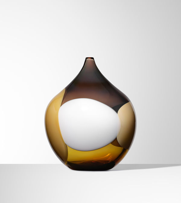 Glasverk, rund, liten hals, vit, beige, brun, prickar