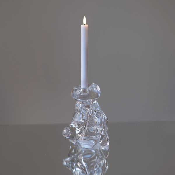 ljusstake i rinnande glas med ett ljus i