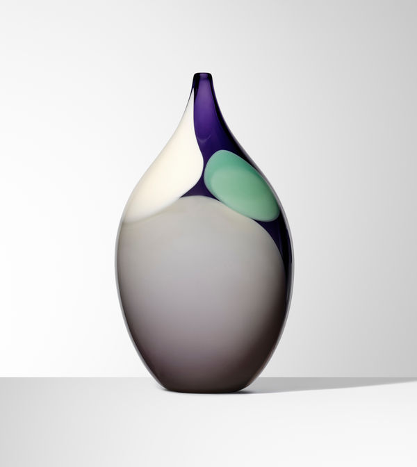 Glasverk, rund, liten hals, vit, grå, lila, grön, prickar