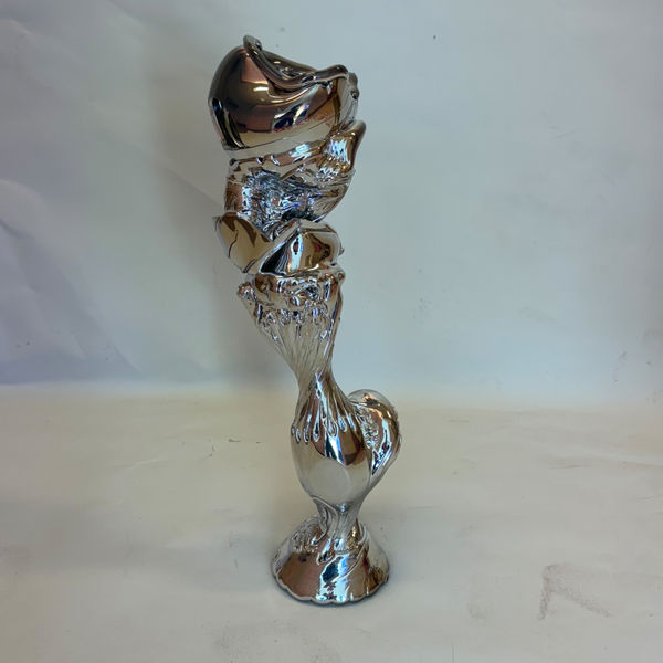 glasobjekt i silver med rinnande glas