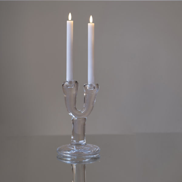 ljusstake med två armar och levande ljus