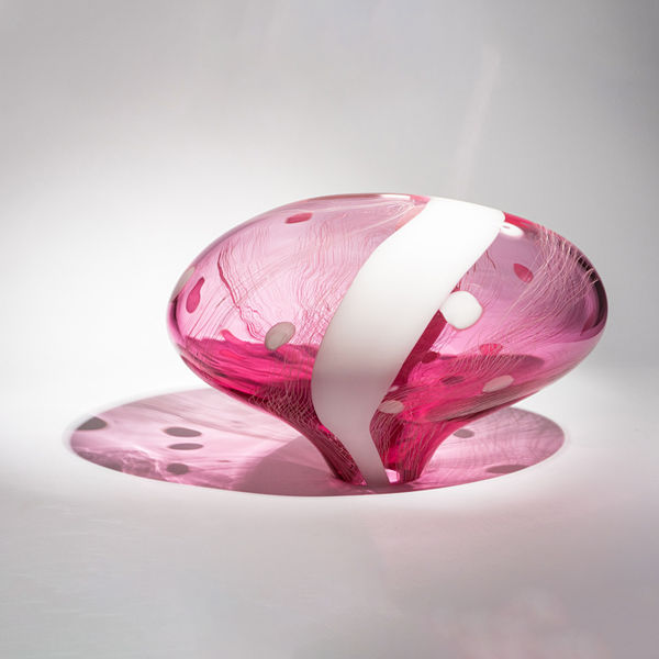 rosa glasobjekt med prickar och vita ränder