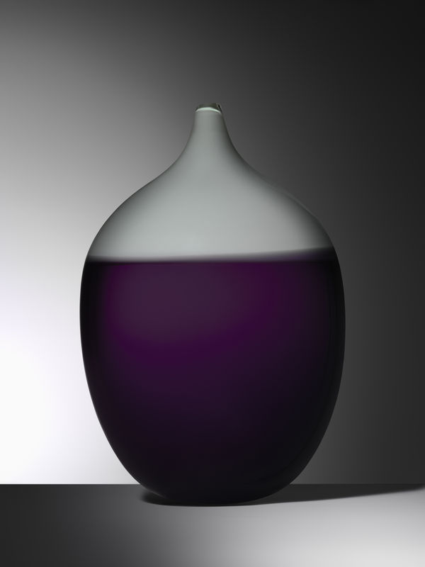 Glasverk, liten hals, lila botten, vit topp, vit