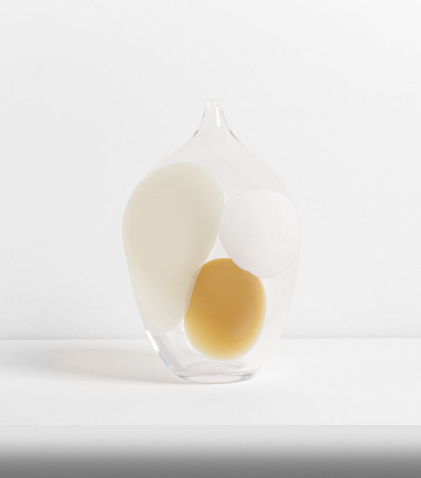 Glasverk, oval, liten hals, färgprickar, vit, beige,