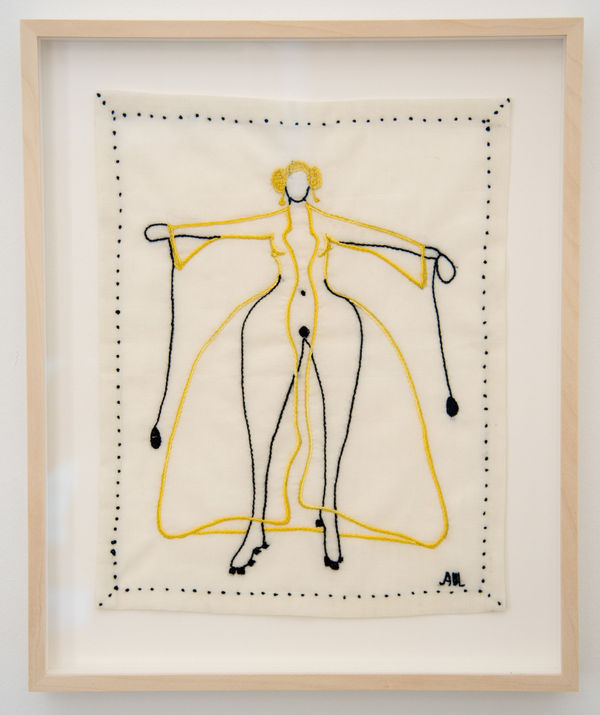 broderad tavla med motiv av en kvinna med kappa och utsträckta armar