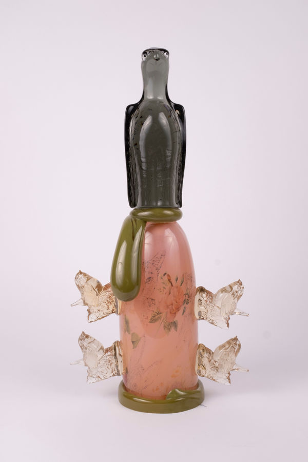 Rasmus Nossbring glaasskulptur med örn, fåglar och rosa botten.