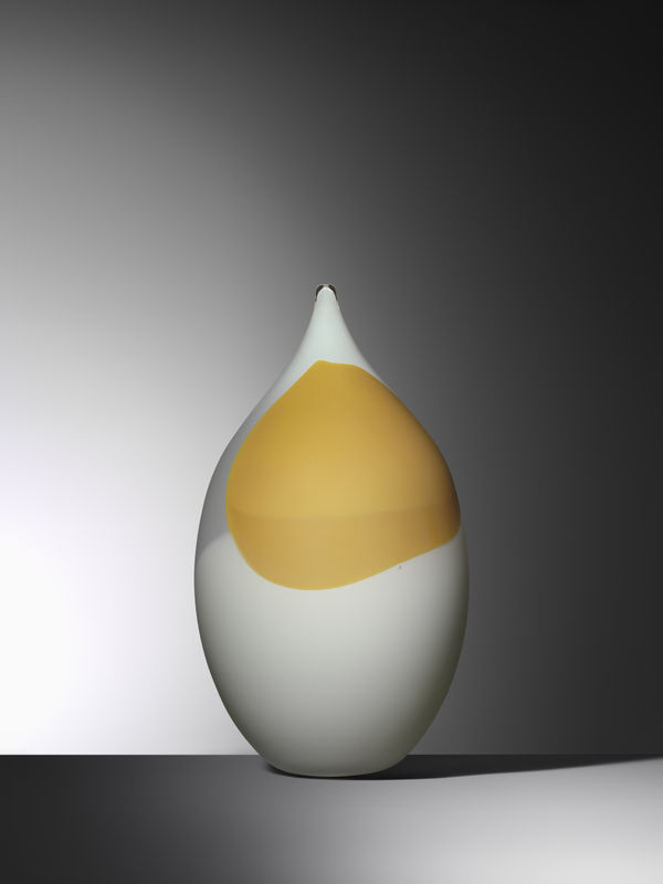 Glasverk, rund, liten hals, vit, orange, beige prickar