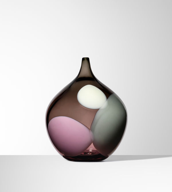 Glasverk, rund, liten hals, vit, beige, lila, prickar