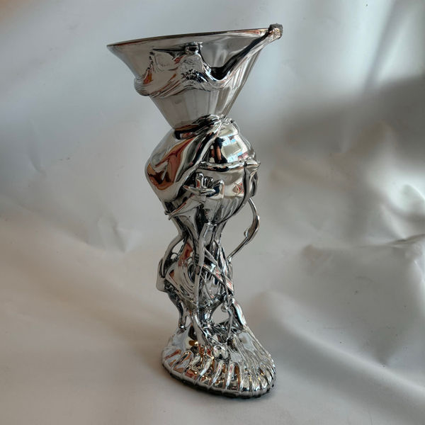 glasobjekt i silver med rinnande glas