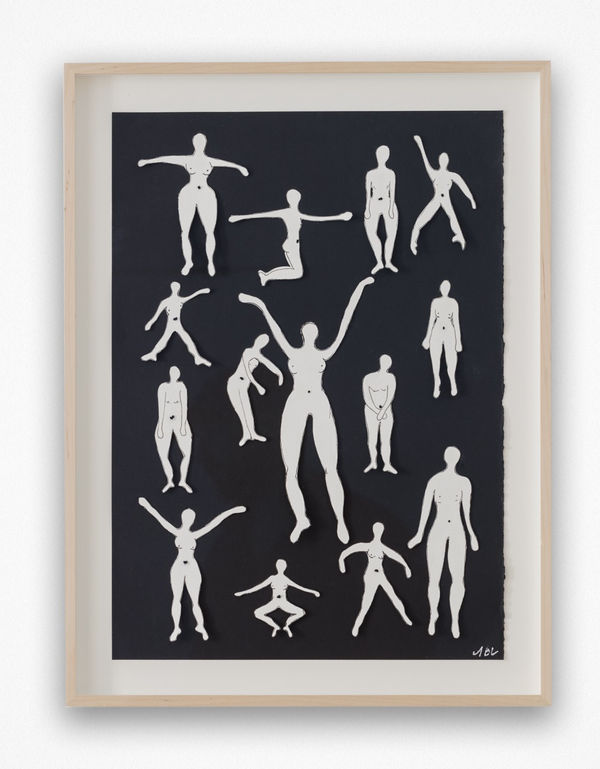 svart tavla med vita kroppar i olika formationer,