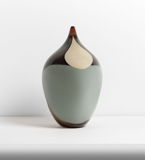 Glasverk, oval, liten hals, färgprickar, grå, vit droppe