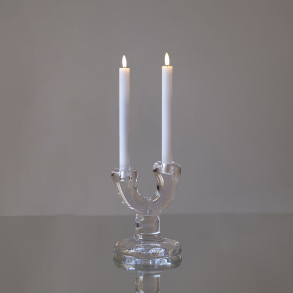 ljusstake med två armar och levande ljus