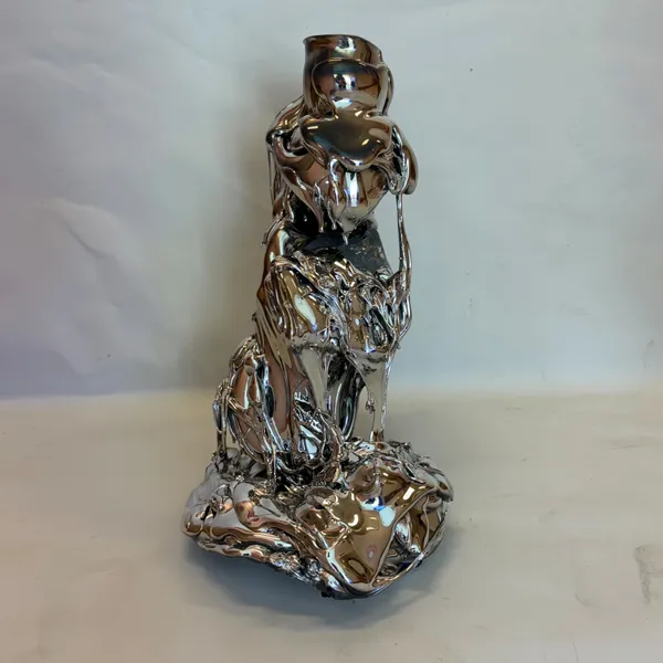 glasobjekt i silver med rinnande glas