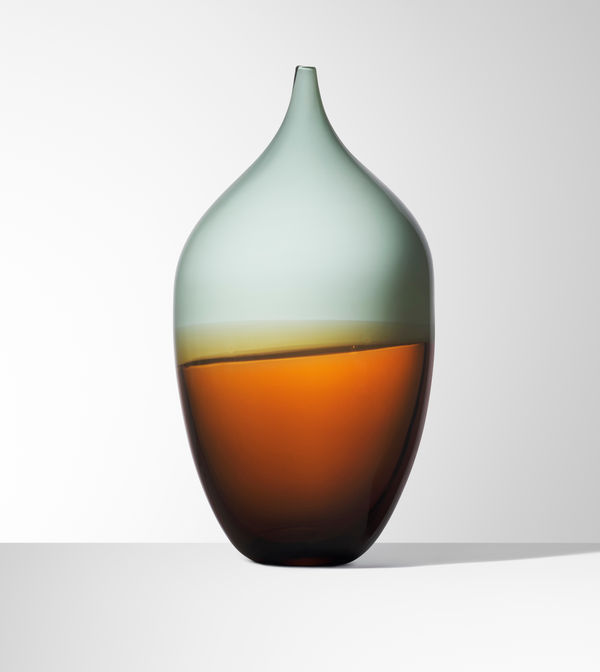 Glasverk, rund, liten hals, grön topp, brun botten