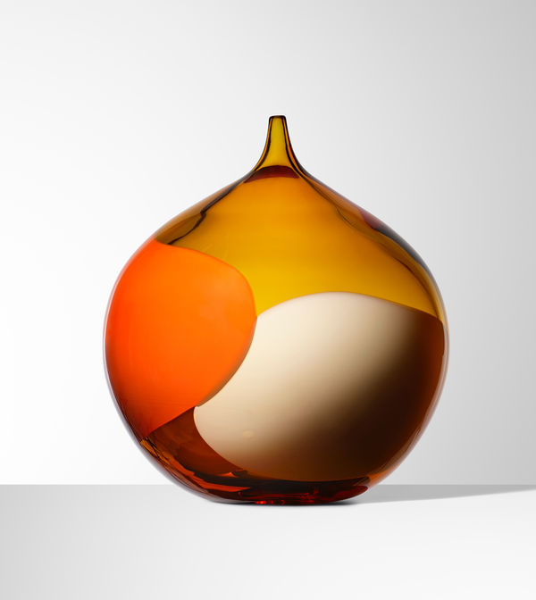 Glasverk, rund, liten hals, vit, beige, orange, prickar