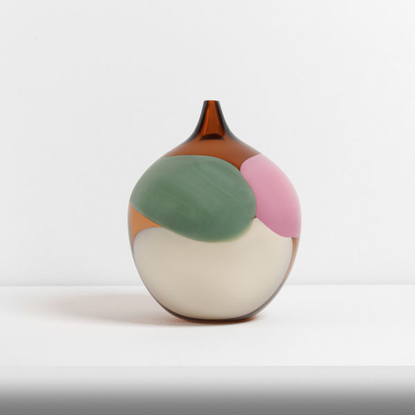 Glasverk, rund, liten hals, färgprickar, vit, rosa, grön