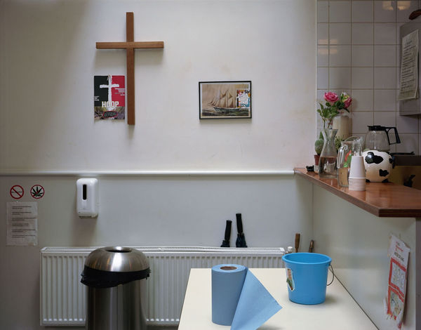 Dana Lixenberg Amsterdammers Helpen Amsterdammers (AHA); Oudezijds Voorburgwal, 2022, 2025 Inkjetprint mounted on dibond, maple frame, museum glass Print size: 100 x 127 cm | 39 3/8 x 50 in Frame size: 103 x 129.5 cm | 40 1/2 x 51 in Edition of 4 plus 2 artist's proofs