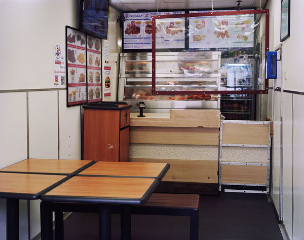 Dana Lixenberg Favorite Chicken & Ribs, Oudezijds Voorburgwal, 2021, 2025 Inkjetprint mounted on dibond, maple frame, museum glass Print size: 100 x 127 cm | 39 3/8 x 50 in Frame size: 103 x 129.5 cm | 40 1/2 x 51 in Edition of 4 plus 2 artist's proofs