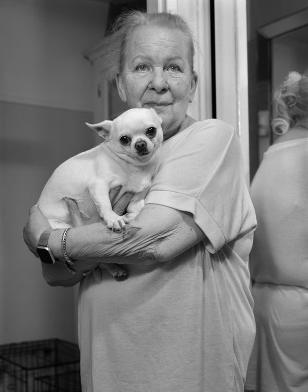 Dana Lixenberg Tonia and her Chihuahua Hailey, Warmoesstraat, 2023, 2025 Gelatin Silver print mounted on aluminum, maple frame, museum glass Print size: 32.7 x 26 cm | 12 7/8 x 10 1/4 in Frame size: 34 x 27.5 x 3 cm | 13 3/8 x 10 7/8 x 1 1/8 in Edition of 4 plus 2 artist's proofs