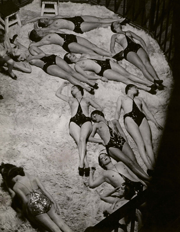 Brassaï Le Dompteur et ses Fauves, vue des Coulisses des Folies-Bergère, 1932
