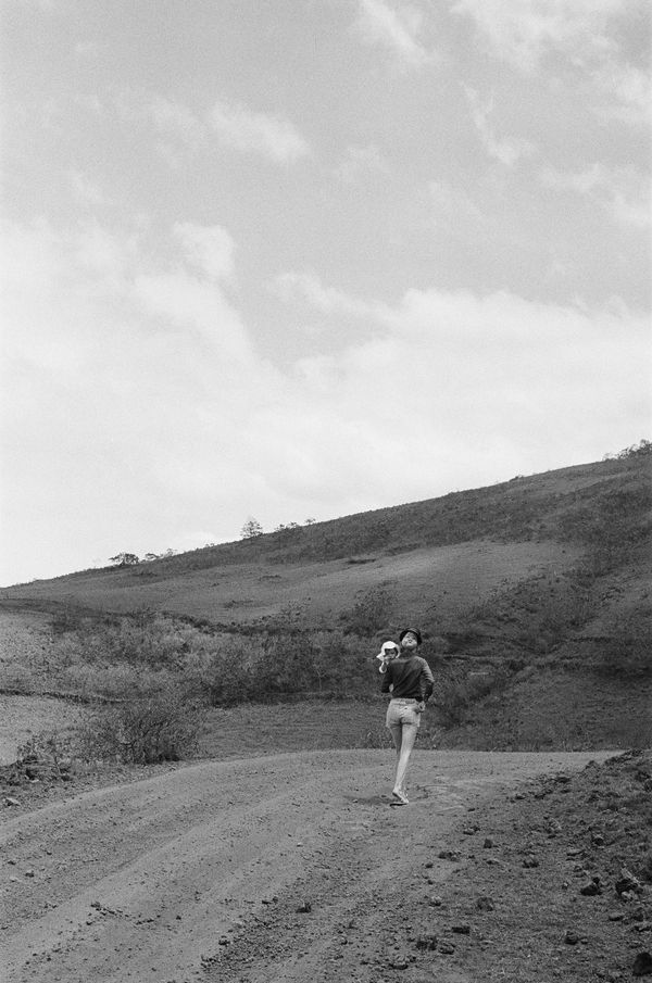 Hideoki, Mary with Okame Mask Behind het head 02, Hawaii, 1973