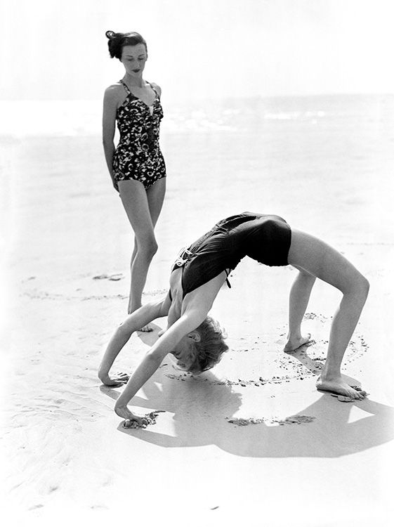 Norman Parkinson, Sea-shore Look, variant pose published in British Vogue,July, 1946