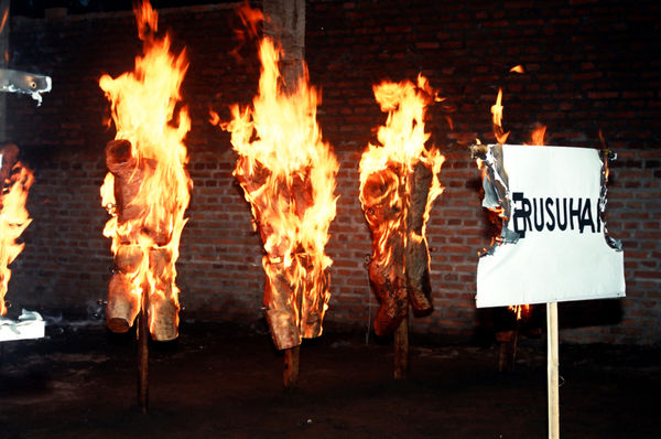 FX Harsono, Korban 1 / Yang Mati dan Yang Terbakar, 1998