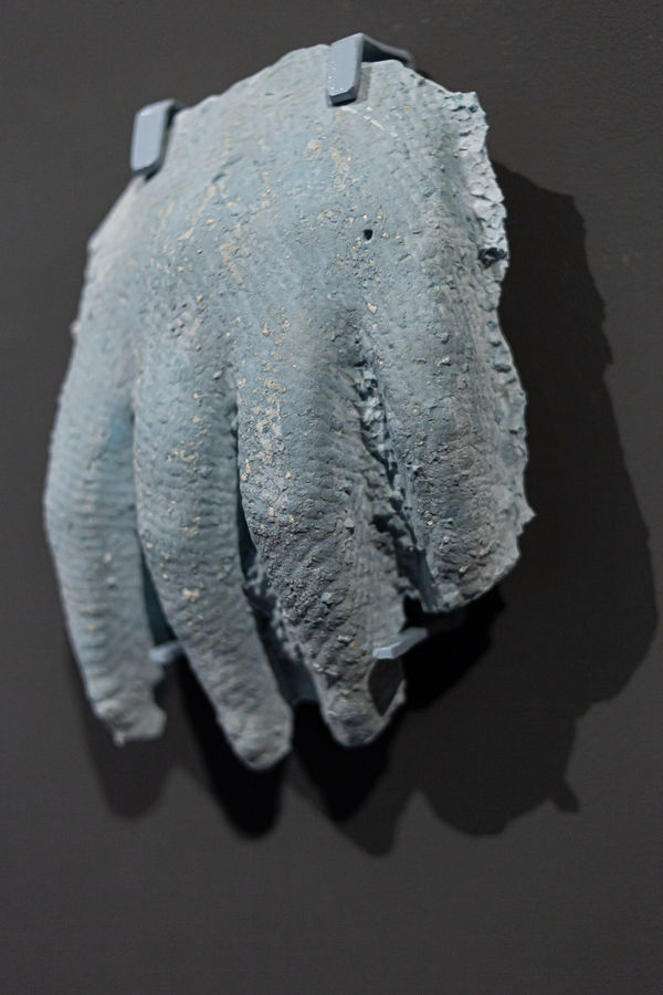 Marcelo Cruzat Fragmentos - Mano Pequeña, 2022 Plaster cast and metal 20 x 17 x 4 cm