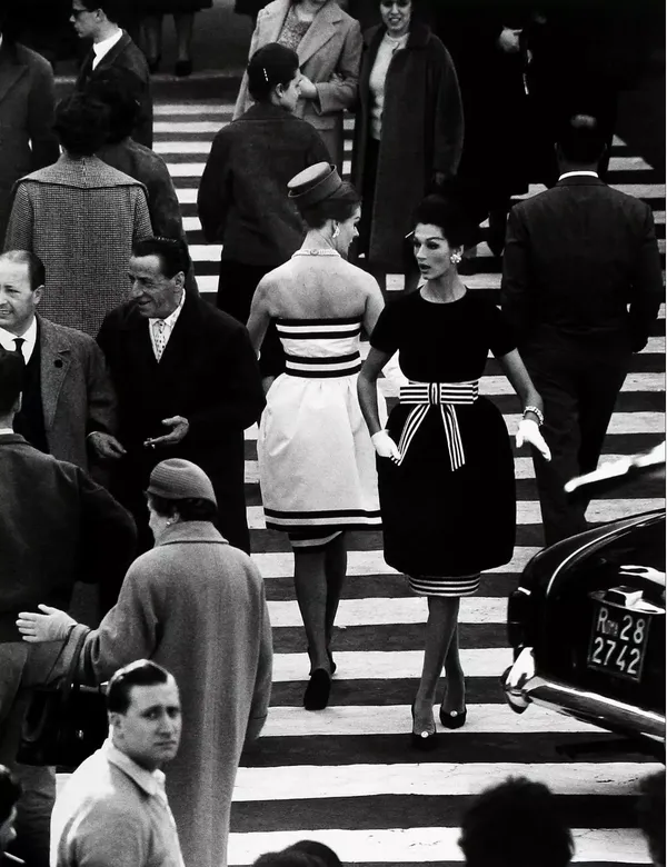 William Klein, Nina and Simone, Piazza di Spagna, Rome (Variant), 1960
