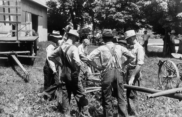 Ben Shahn, Farmers at public auction, central Ohio, 1938
