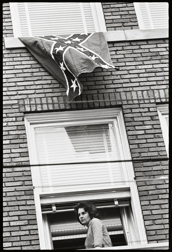 Steve Schapiro, Confederate Flag in Window, 1965