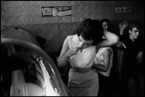 Bruce Davidson, Brooklyn Gang (girl fixing hair by jukebox), 1959