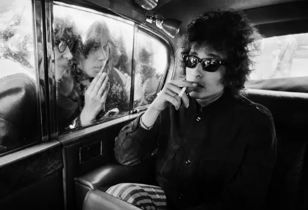 Barry Feinstein, Bob Dylan, Fans looking in Limousine, London, England, 1966