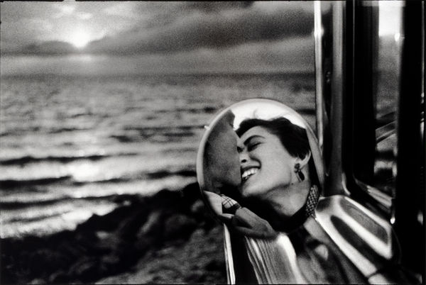 Elliott Erwitt, California Kiss, Santa Monica, CA, 1955