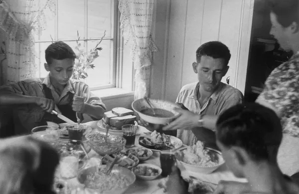Ben Shahn, Dinner time during wheat harvest, central Ohio, 1938